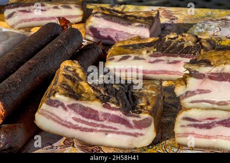 Bacon exposé et produits de viande séchée.Les produits sont domestiques et sont présentés à la vente. Banque D'Images