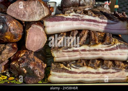 Bacon exposé et produits de viande séchée.Les produits sont domestiques et sont présentés à la vente. Banque D'Images