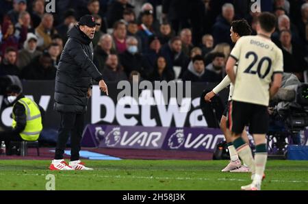 Londres, Royaume-Uni.7 novembre 2021.Jurgen Klopp (responsable de Liverpool) cria et montre des points lors du match de West Ham contre Liverpool Premier League au London Stadium Stratford.Crédit : MARTIN DALTON/Alay Live News Banque D'Images