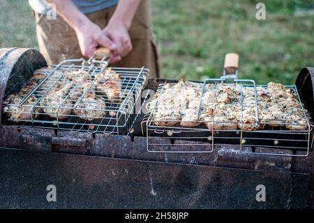 brochettes de viande grillées poulet le porte-viande sur du charbon brûlé Banque D'Images