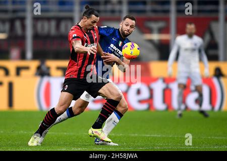 Milan, Italie.07 novembre 2021.Zlatan Ibrahimovic de l'AC Milan est défié par Stefan de Vrij du FC Internazionale lors de la série Un match de football entre l'AC Milan et le FC Internazionale.Credit: Nicolò Campo/Alay Live News Banque D'Images