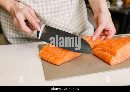 Steaks de saumon à la main pour préparer la cuisine et la consommation. Banque D'Images