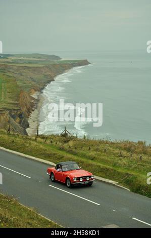 Un Triumph TR5 sur un rallye automobile classique sur la route côtière sur l'île de Wight Banque D'Images