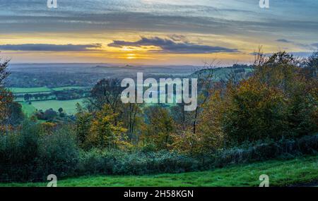 Vue pittoresque de l'ouest tandis que le soleil doré se couche sur Oare et de l'autre côté de la vallée de Pewsey Vale, North Wessex Downs AONB Banque D'Images