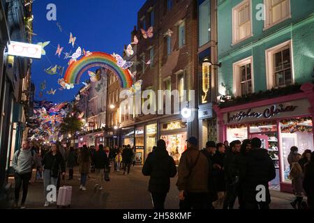 Londres, Royaume-Uni, 7 novembre 2021 : le dimanche après-midi, le West End de Londres regorge de clients qui profitent du temps sec pour faire du shopping.Les lumières de Noël au-dessus de Carnaby Street présentent des papillons multicolores, des présentoirs spéciaux sont dans les vitrines de magasin et parler de problèmes de chaîne d'approvisionnement signifie que les détaillants encouragent les gens à faire leurs achats de Noël tôt.Anna Watson/Alay Live News Banque D'Images