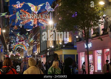 Londres, Royaume-Uni, 7 novembre 2021 : le dimanche après-midi, le West End de Londres regorge de clients qui profitent du temps sec pour faire du shopping.Les lumières de Noël au-dessus de Carnaby Street présentent des papillons multicolores, des présentoirs spéciaux sont dans les vitrines de magasin et parler de problèmes de chaîne d'approvisionnement signifie que les détaillants encouragent les gens à faire leurs achats de Noël tôt.Anna Watson/Alay Live News Banque D'Images