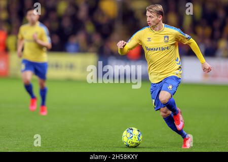 Broendby, Danemark.07th nov. 2021.Simon Hedlund (27) de Broendby SI on le voit pendant le match 3F Superliga entre Broendby IF et Odense Boldklub à Broendby Stadion à Broendby.(Crédit photo : Gonzales photo/Alamy Live News Banque D'Images