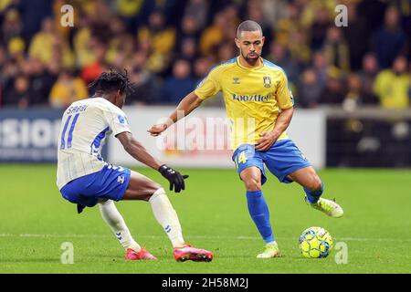 Broendby, Danemark.07th nov. 2021.Kevin Mensah (14) de Broendby SI on le voit pendant le match 3F Superliga entre Broendby IF et Odense Boldklub à Broendby Stadion à Broendby.(Crédit photo : Gonzales photo/Alamy Live News Banque D'Images