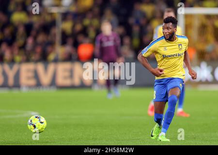 Broendby, Danemark.07th nov. 2021.Kevin Tshiembe (18) de Broendby SI on le voit pendant le match 3F Superliga entre Broendby IF et Odense Boldklub à Broendby Stadion à Broendby.(Crédit photo : Gonzales photo/Alamy Live News Banque D'Images