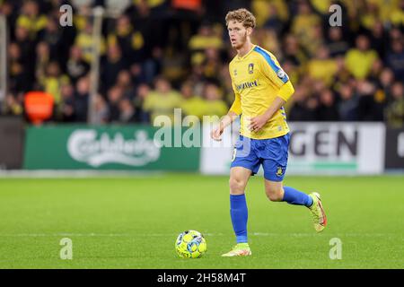 Broendby, Danemark.07th nov. 2021.Christian Cappis (23) de Broendby SI on le voit pendant le match 3F Superliga entre Broendby IF et Odense Boldklub à Broendby Stadion à Broendby.(Crédit photo : Gonzales photo/Alamy Live News Banque D'Images