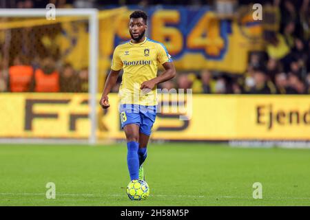 Broendby, Danemark.07th nov. 2021.Kevin Tshiembe (18) de Broendby SI on le voit pendant le match 3F Superliga entre Broendby IF et Odense Boldklub à Broendby Stadion à Broendby.(Crédit photo : Gonzales photo/Alamy Live News Banque D'Images