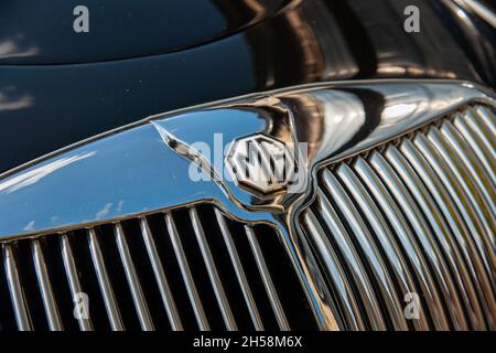 Gros plan de la calandre chromée et du logo mg en émail d'un roadster MGA 1950s Banque D'Images