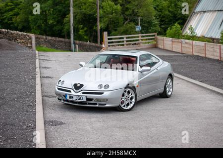 ALFA ROMEO GTV V6 24V Lusso garée sur un enclos en gravier Banque D'Images