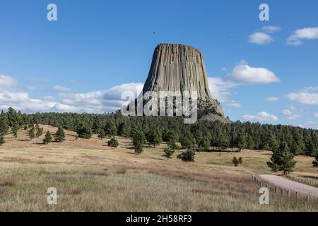 Le premier monument national déclaré de l'Amérique (en 1906): Devils Tower dans le nord-est du Wyoming, également connu par des noms plus bénins, y compris Bear Lodge, par ind Banque D'Images