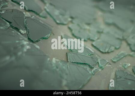Verre brisé en détail.Pare-brise après l'accident.Beaucoup de petits morceaux.Fissures de texture. Banque D'Images