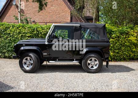 Land Rover Defender SVX 90 édition spéciale garée sur un trajet en gravier devant une maison de banlieue Banque D'Images