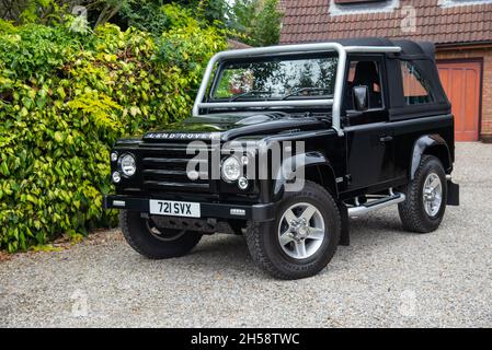 Land Rover Defender SVX 90 édition spéciale garée sur un trajet en gravier devant une maison de banlieue Banque D'Images