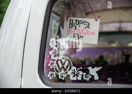 Avis « le plus heureux de la mariée et de la Groom » à l'arrière de la fourgonnette VW Camper Banque D'Images