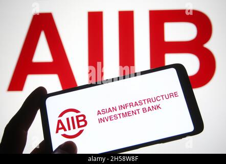 Ukraine.07th nov. 2021.Dans cette illustration, un logo de la Banque asiatique d'investissement pour les infrastructures (AIIB) est visible sur un smartphone.(Photo de Pavlo Gonchar/SOPA Images/Sipa USA) crédit: SIPA USA/Alay Live News Banque D'Images