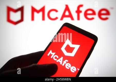 Ukraine.07th nov. 2021.Dans cette illustration, un logo McAfee Corp. Apparaît sur un smartphone et un écran de pc.(Photo de Pavlo Gonchar/SOPA Images/Sipa USA) crédit: SIPA USA/Alay Live News Banque D'Images