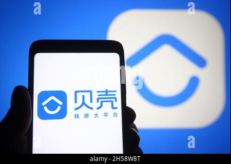 Ukraine.07th nov. 2021.Dans cette illustration, un logo KE Holdings Inc. Est visible sur un smartphone dans une main.(Photo de Pavlo Gonchar/SOPA Images/Sipa USA) crédit: SIPA USA/Alay Live News Banque D'Images
