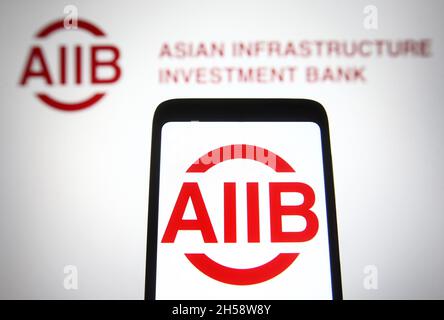 Ukraine.07th nov. 2021.Dans cette illustration, un logo de la Banque asiatique d'investissement dans les infrastructures (AIIB) apparaît sur un smartphone et un écran d'ordinateur.(Photo de Pavlo Gonchar/SOPA Images/Sipa USA) crédit: SIPA USA/Alay Live News Banque D'Images