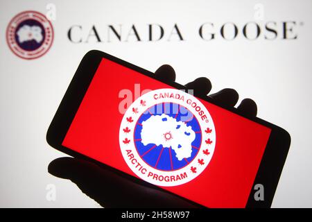 Ukraine.07th nov. 2021.Dans cette illustration, un logo de Canada Goose Holdings Inc. Est visible sur un téléphone intelligent et un écran d'ordinateur.(Photo de Pavlo Gonchar/SOPA Images/Sipa USA) crédit: SIPA USA/Alay Live News Banque D'Images