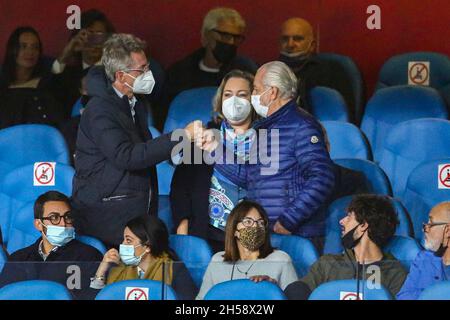 Le maire de Napoli Gaetano Manfredi (L) salue le président de la SSC Napoli Aurelio de Laurentiis lors de la série Un match de football entre la SSC Napoli et Hellas Verona au stade Diego Armando Maradona à Naples, dans le sud de l'Italie, le 7 novembre 2021. Banque D'Images