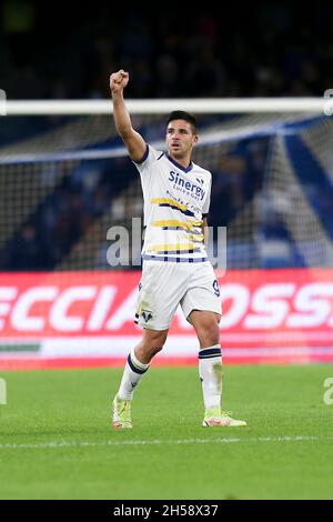 Giovanni Simeone, le joueur argentin de Vérone, célèbre un but lors du match de football Serie A entre SSC Napoli et Hellas Verona au stade Diego Armando Maradona à Naples, dans le sud de l'Italie, le 7 novembre 2021. Banque D'Images