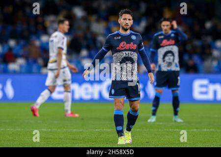 L'attaquant belge de SSC Napoli assèche Mertens regarde pendant le match de football de la série A entre SSC Napoli et Hellas Verona au stade Diego Armando Maradona à Naples, dans le sud de l'Italie, le 7 novembre 2021. Banque D'Images