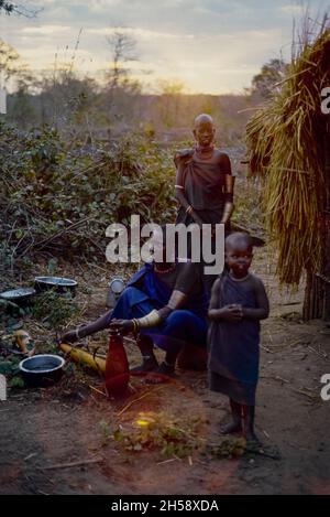 Afrique, Tanzanie, 1976.Le village d'Ujamaa Maasai les gens vivent encore dans leurs maisons traditionnelles.Le petit-déjeuner est servi en début de matinée par une famille. Banque D'Images