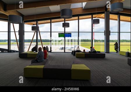 13/09/2021.Aéroport d'Olsztyn-Mazury, Pologne.Quelques passagers après l'enregistrement assis et attendant leur vol à l'aéroport. Banque D'Images