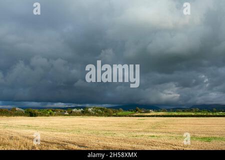 Caernarfon, pays de Galles spectaculaire paysage d'automne gris foncé tempête nuages sur les champs ruraux mûrs pour la récolte typique de la campagne britannique Copy space Banque D'Images