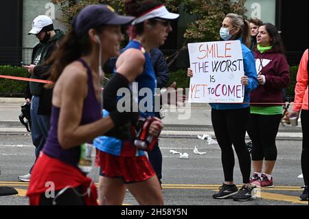 New York, États-Unis.07th nov. 2021.Une femme porte un panneau tandis que les coureurs participent au TCS New York City Marathon 2021 lors de sa 50e course dans le quartier Queens de New York, NY, le 7 novembre 2021.(Photo par Anthony Behar/Sipa USA) crédit: SIPA USA/Alay Live News Banque D'Images