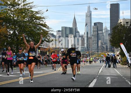 New York, États-Unis.07th nov. 2021.Avec les gratte-ciel de Manhattan en arrière-plan, les coureurs participent au TCS New York City Marathon 2021 lors de sa 50e course dans le quartier Queens de New York, NY, le 7 novembre 2021.(Photo par Anthony Behar/Sipa USA) crédit: SIPA USA/Alay Live News Banque D'Images