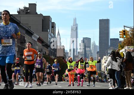 New York, États-Unis.07th nov. 2021.Les coureurs en robe colorée participent au TCS New York City Marathon 2021 lors de sa 50e course dans le quartier Queens de New York, NY, le 7 novembre 2021.(Photo par Anthony Behar/Sipa USA) crédit: SIPA USA/Alay Live News Banque D'Images