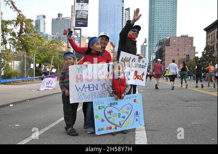 New York, États-Unis.07th nov. 2021.Une famille tient des signes d'encouragement pour les coureurs au 13ème mile lors du Marathon de la ville de New York 2021 sur sa 50ème course dans le quartier Queens de New York City, NY, le 7 novembre 2021.(Photo par Anthony Behar/Sipa USA) crédit: SIPA USA/Alay Live News Banque D'Images