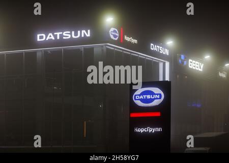 Logo Datsun sur le bâtiment de la concession automobile à la nuit brumeux - Datsun est une marque automobile appartenant à la Nissan Motor Company Banque D'Images