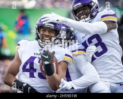 Baltimore, États-Unis.07th nov. 2021.Le cornerback des Vikings du Minnesota Camryn Bynum (43) célèbre son interception au deuxième trimestre avec Kris Boyd (29) et Xavier Woods (23) à Baltimore le dimanche 7 novembre 2021.(Photo par Jerry Holt/Minneapolis Star Tribune/TNS/Sipa USA) crédit: SIPA USA/Alay Live News Banque D'Images