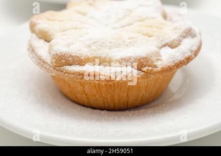 Généreusement rempli de fruits de vigne, d'épices et d'éclaboussures de brandy français et de riche port de rubis, le tout enrobé de pâte à croûte courte, traditionnel m de Noël Banque D'Images