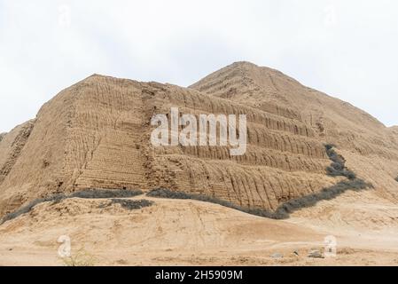 Pyramide du soleil (Huaca del sol) en briques adobe près de Trujillo, Pérou. Banque D'Images