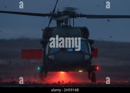 Les meilleurs combattants du samedi matin ont été transportés au Centre d'entraînement au combat d'Orchard par un HO-60 Black Hawk du 1er-183e Bataillon d'assaut des hélicoptères.Les soldats de la Garde nationale de l'Armée de l'Idaho ont terminé la compétition des meilleurs guerriers de 2021 la semaine dernière.Les soldats ont participé à une marche de huit miles ruck, à des essais d'essai et d'armes écrits, à des qualifications individuelles d'armes, à l'inspection uniforme et à l'exercice de navigation terrestre.Le gagnant du NCO du 116e Bataillon de génie de la brigade HHC était le sergent d'état-major.Austin Clark et SPC.Camren semaines de HHC 1-183ème AVN réclamant le SO Banque D'Images