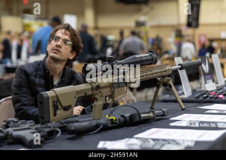 Miami, États-Unis.07th nov. 2021.Florida Gun shows, le plus grand promoteur de spectacles d'armes à feu à Miami, en Floride, le 7 novembre 2021.Armes à feu neuves, d'occasion et anciennes, munitions, matériel de tir, couteaux, accessoires de tir,Oscilloscopes, clips, fournitures de rechargement, étuis, étuis de transport,Sacs de gamme, équipement de chasse, produits de dissimulation, mobilier de dissimulation, vêtements de pistolet.(Photo par Yaroslav Sabitov/YES Market Media/Sipa USA) crédit: SIPA USA/Alay Live News Banque D'Images