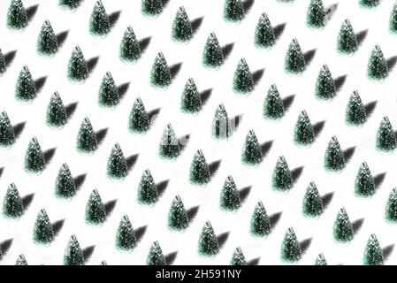 Arbres de Noël couverts de neige sur fond blanc.Flat lay, vue de dessus.Concept minimal de vacances d'hiver abstraites. Banque D'Images