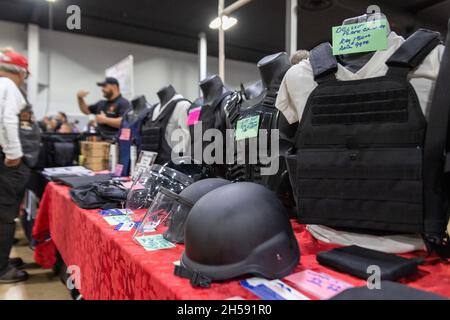 Miami, États-Unis.07th nov. 2021.Florida Gun shows, le plus grand promoteur de spectacles d'armes à feu à Miami, en Floride, le 7 novembre 2021.Armes à feu neuves, d'occasion et anciennes, munitions, matériel de tir, couteaux, accessoires de tir,Oscilloscopes, clips, fournitures de rechargement, étuis, étuis de transport,Sacs de gamme, équipement de chasse, produits de dissimulation, mobilier de dissimulation, vêtements de pistolet.(Photo par Yaroslav Sabitov/YES Market Media/Sipa USA) crédit: SIPA USA/Alay Live News Banque D'Images