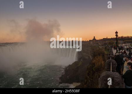 CHUTES NIAGARA, CANADA - 11 08 2020 : faire cuire les chutes Niagara Horseshoe à la tombée de la nuit avec des spectateurs observant la chute d'eau de la banque canadienne Banque D'Images