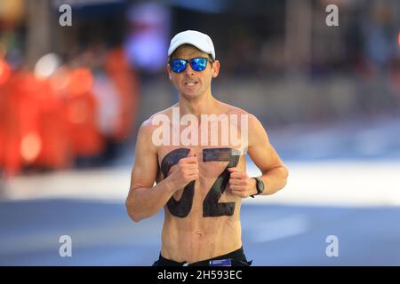 New York, N.Y/USA – 7 novembre 2021 : un coureur se rend vers le nord sur First Avenue lors du marathon de New York de 2021, le 7 novembre 2019 à New York.Fondée en 1970, la course annuelle traverse l'ensemble des cinq quartiers de New York.(Photo : Gordon Donovan) Banque D'Images