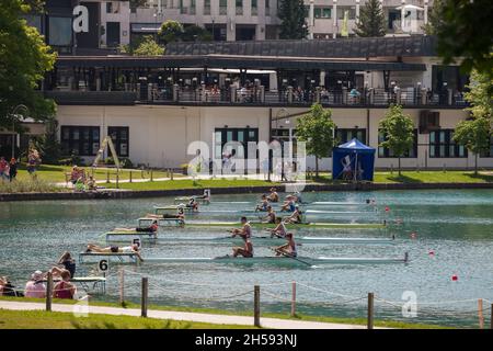 Photo de groupes de deux jeunes hommes, adultes, entraînement sur paire sans coxin sur le lac Bled, en Slovénie.Une paire sans coxless est un bateau à ramer utilisé dans le sport de c Banque D'Images