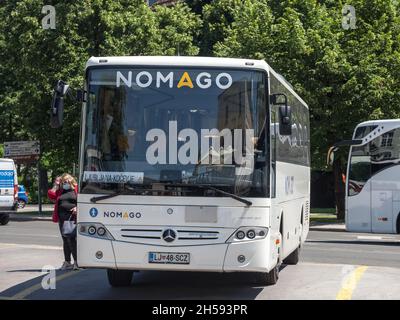Photo d'un autocar Nomago avec son logo sur une plate-forme à la gare routière de Ljubljana, Slovénie.Nomago est une société multinationale slovène de transport public Banque D'Images