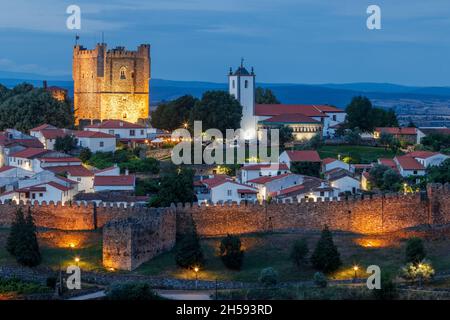 Vue partielle, au crépuscule, de la citadelle médiévale et du château de Bragança au Portugal. Banque D'Images